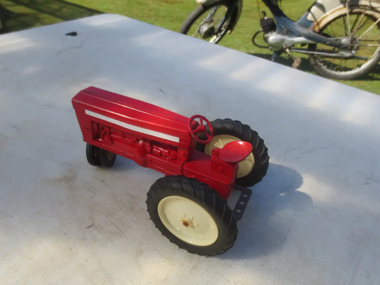 Billede 2 - 1 stk Modeltraktor International Made In USA