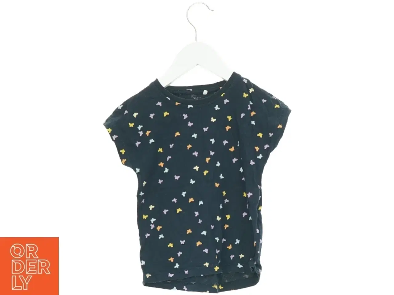 Billede 1 - T-Shirt fra Basic needs (str. 104 cm)