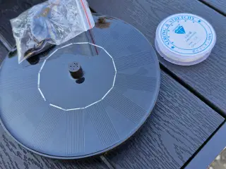 Flot Flydende Solcellespringvand komplet. 