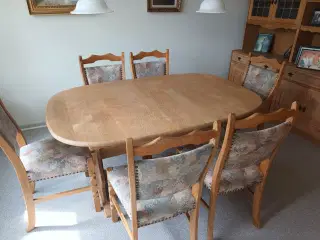Egetræsbord med stole