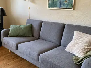 Sofa i lyse grå møbelstof