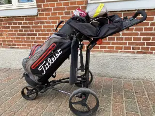 Golfvogn med komplet golfudstyr