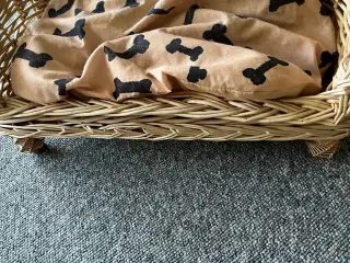 En lille seng ,hund/eller kat
